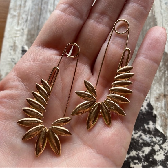 🧷FP Gold Safety Pin Gold Earrings🧷 - Picture 3 of 4